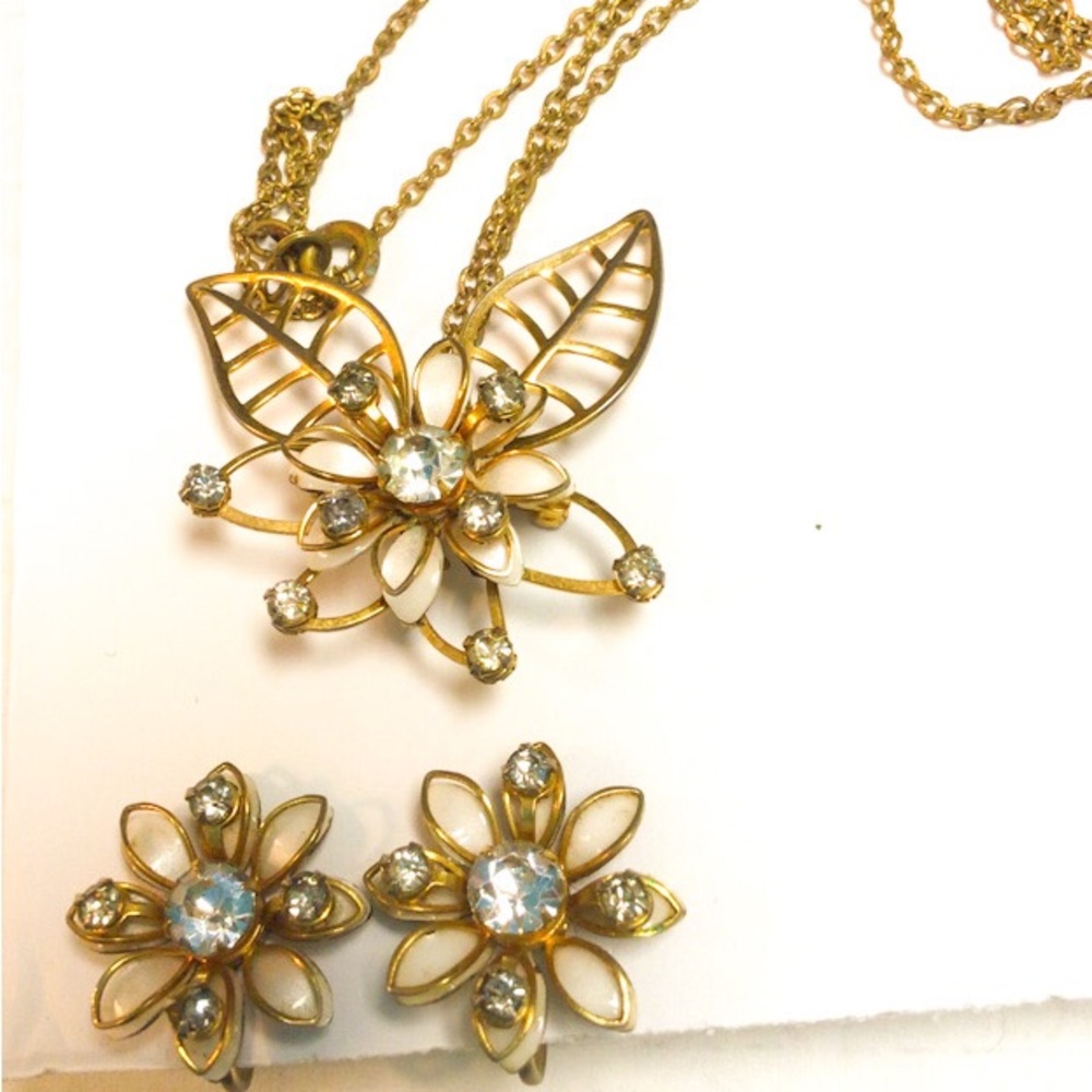 Vintage 60s BUGBEE & NILES Gold Tone Flower Rhinestone Earrings & Necklace